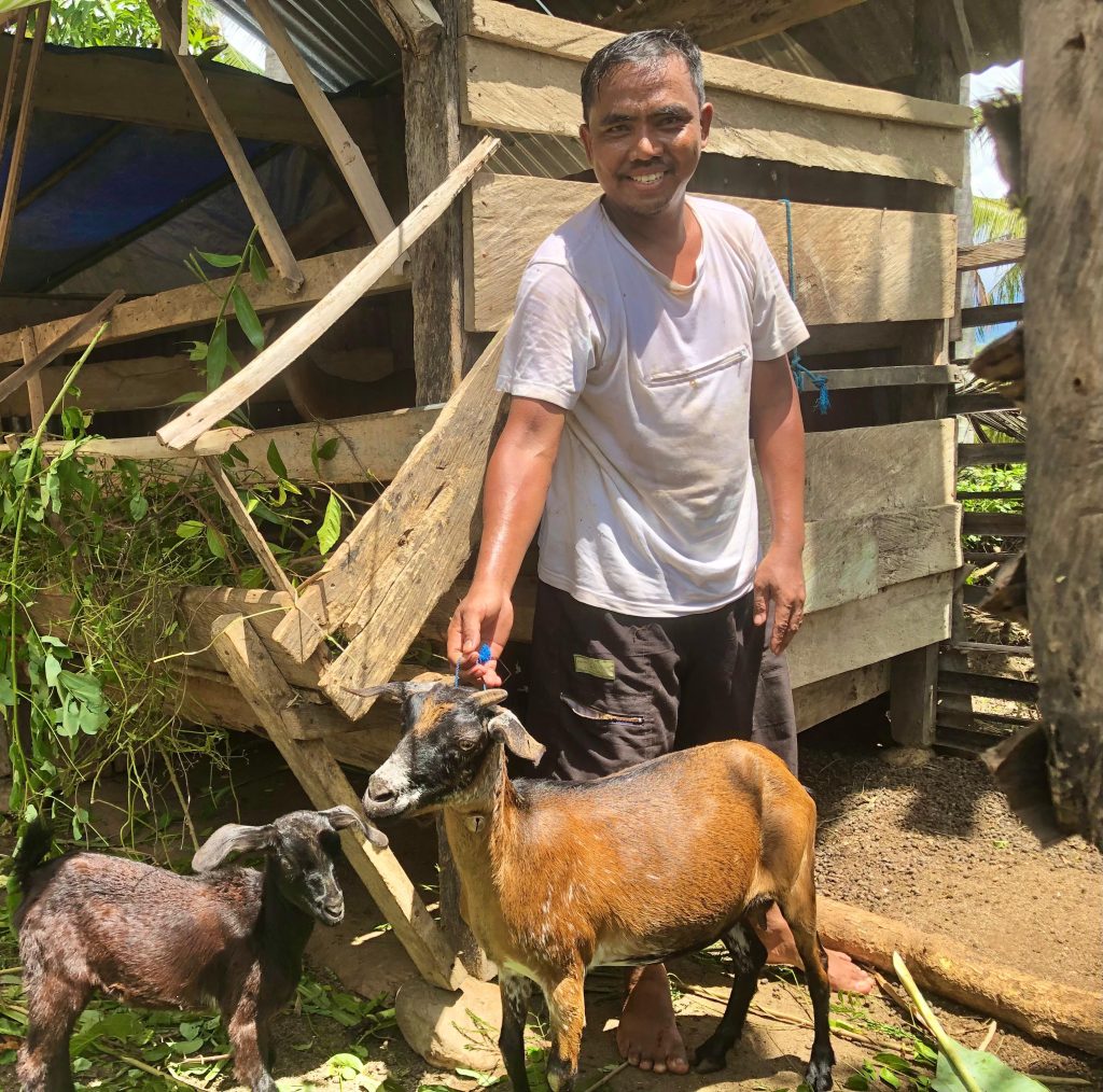 Seorang bapak dengan kambingnya