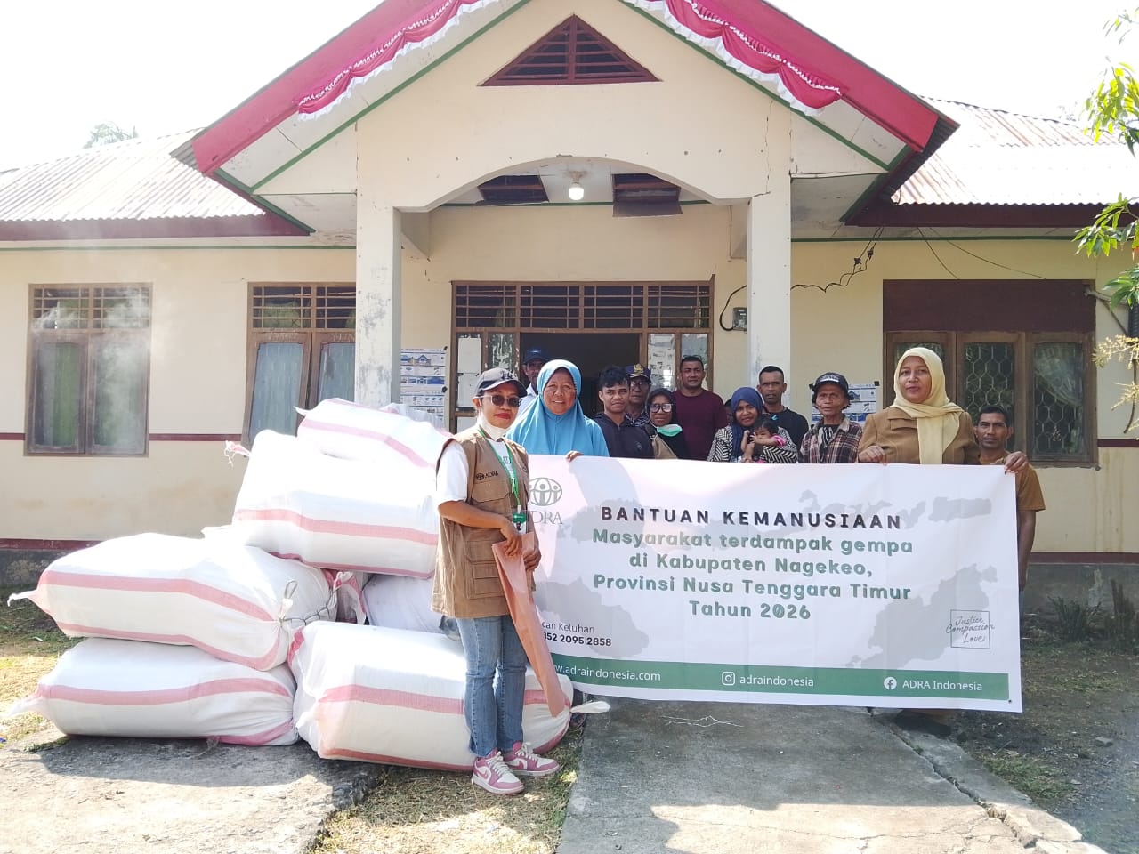 ADRA MEMBAGIKAN 310 PAKET SHELTER KITS UNTUK MASYARAKAT TERDAMPAK GEMPA DI KABUPATEN NAGEKEO